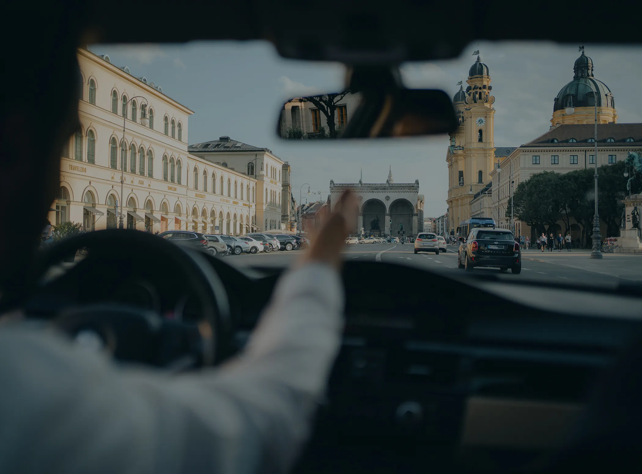 Blick auf die Innenstadt von München aus einem Auto.