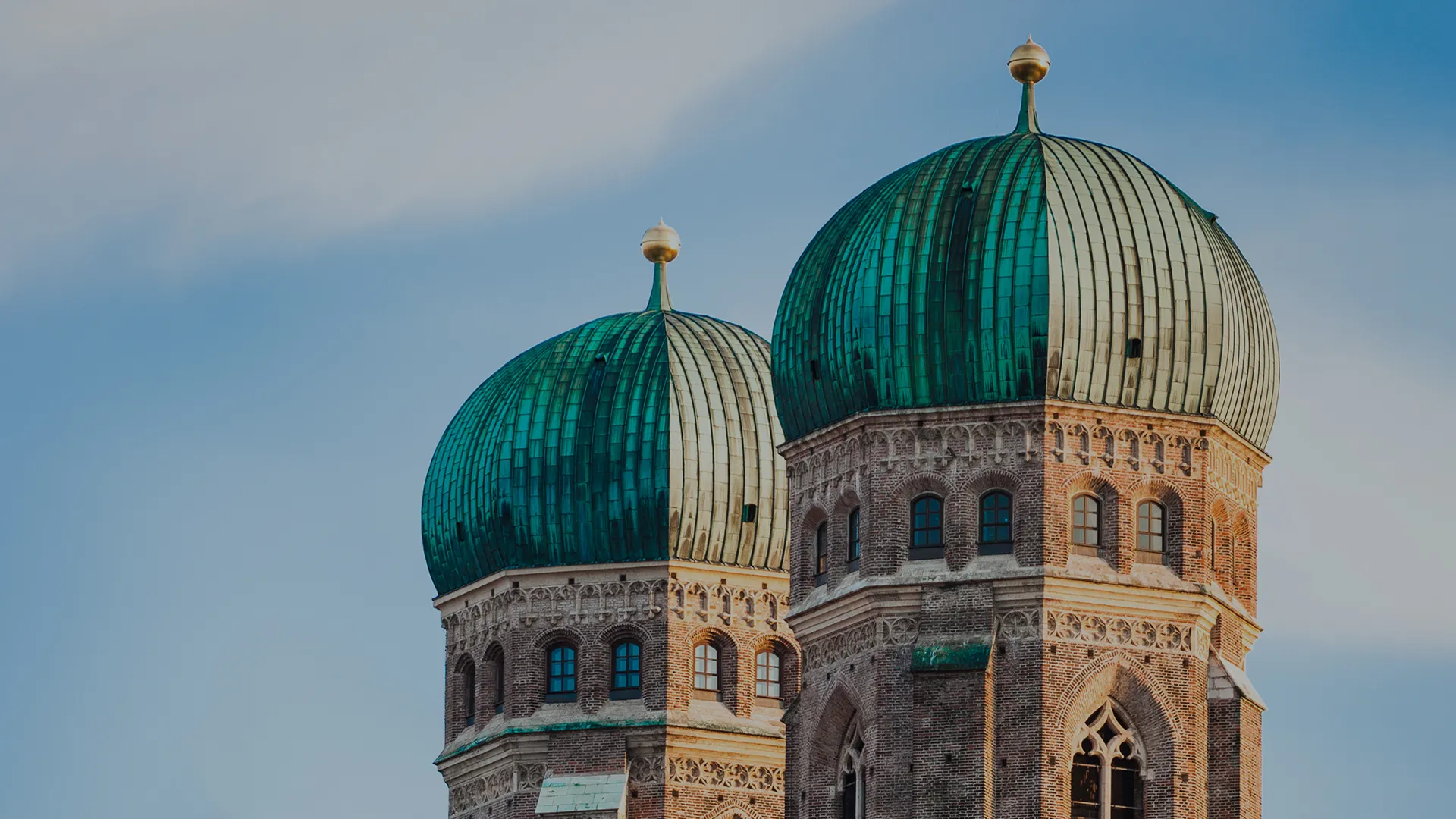 Nahaufnahme der Türme der Frauenkirche in München.