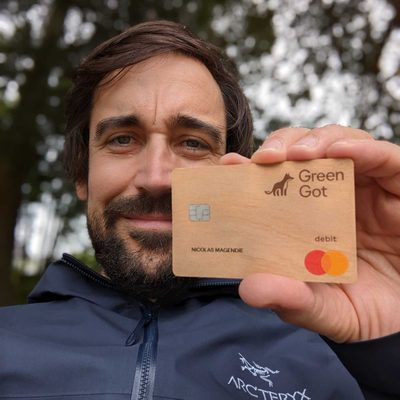 Personne présentant une carte bancaire Green-Got