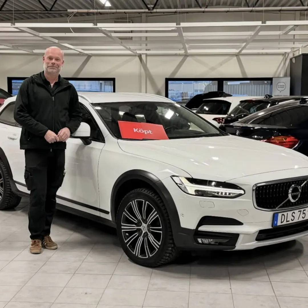 Bild från Halmstad Bils instagram, nöjd kund med sin nya volvo.