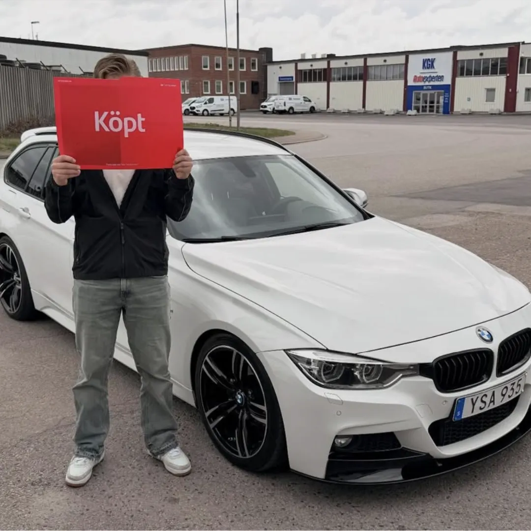 Bild från Halmstad Bils instagram, ung grabb med köpt skylt.
