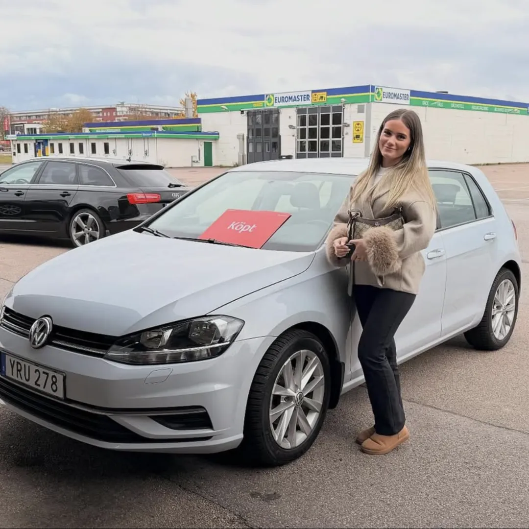 Bild från Halmstad Bils instagram, tjej som köpt en begagnad vit volkswagen.