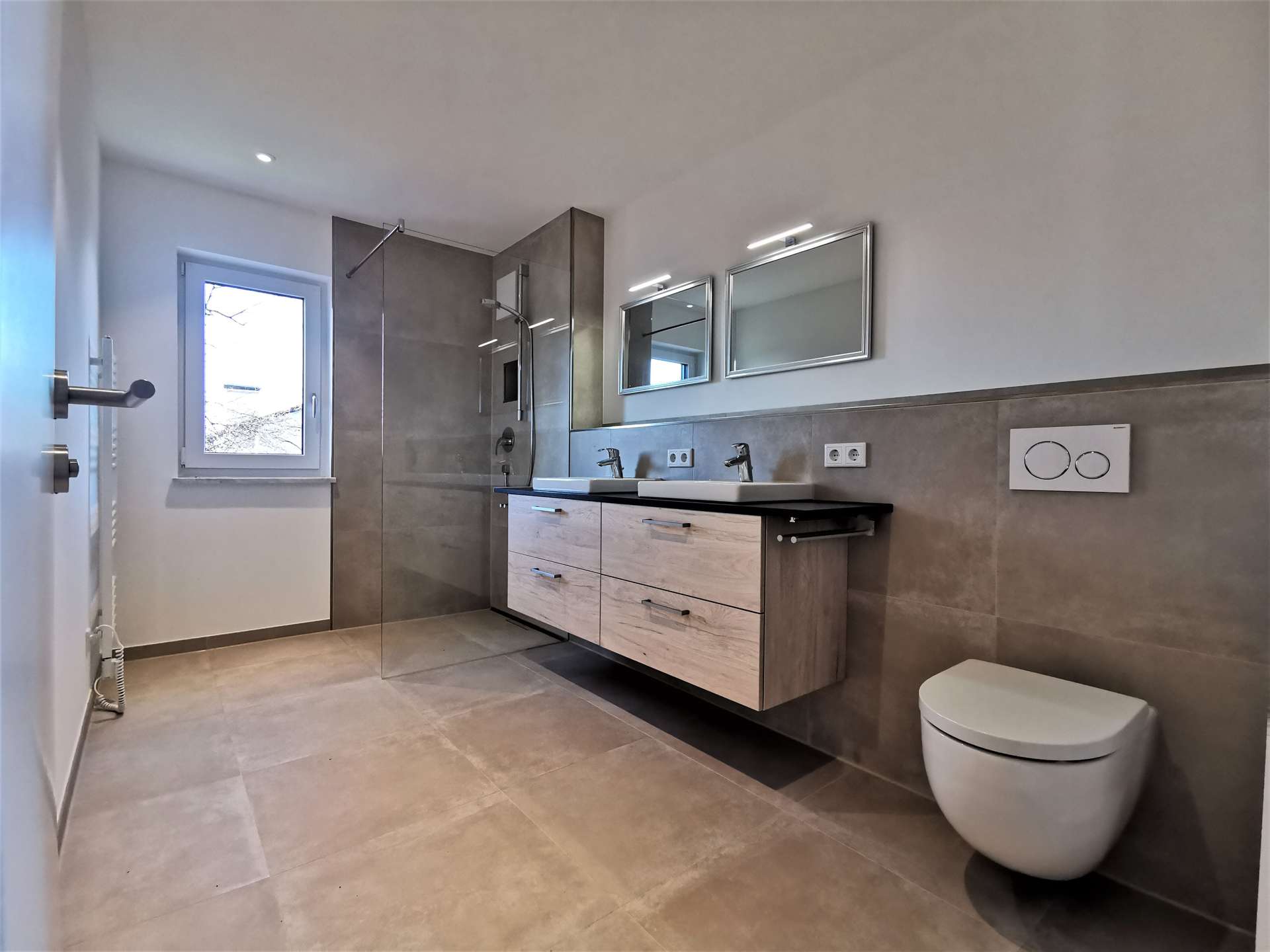 °Geräumiges Badezimmer in Sandstein im 1.OG