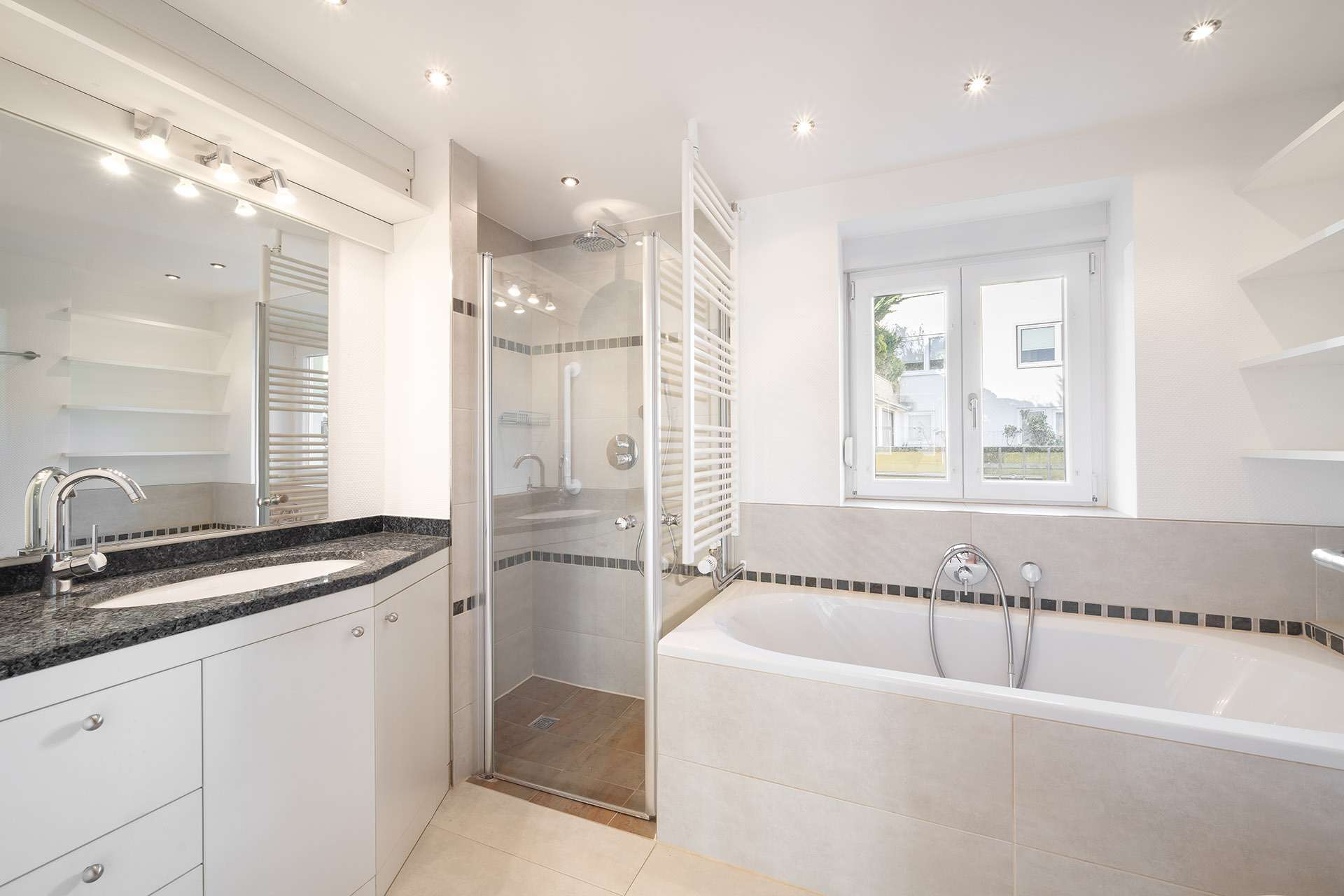 °Hauptbad mit Wanne, Dusche & Bidet
