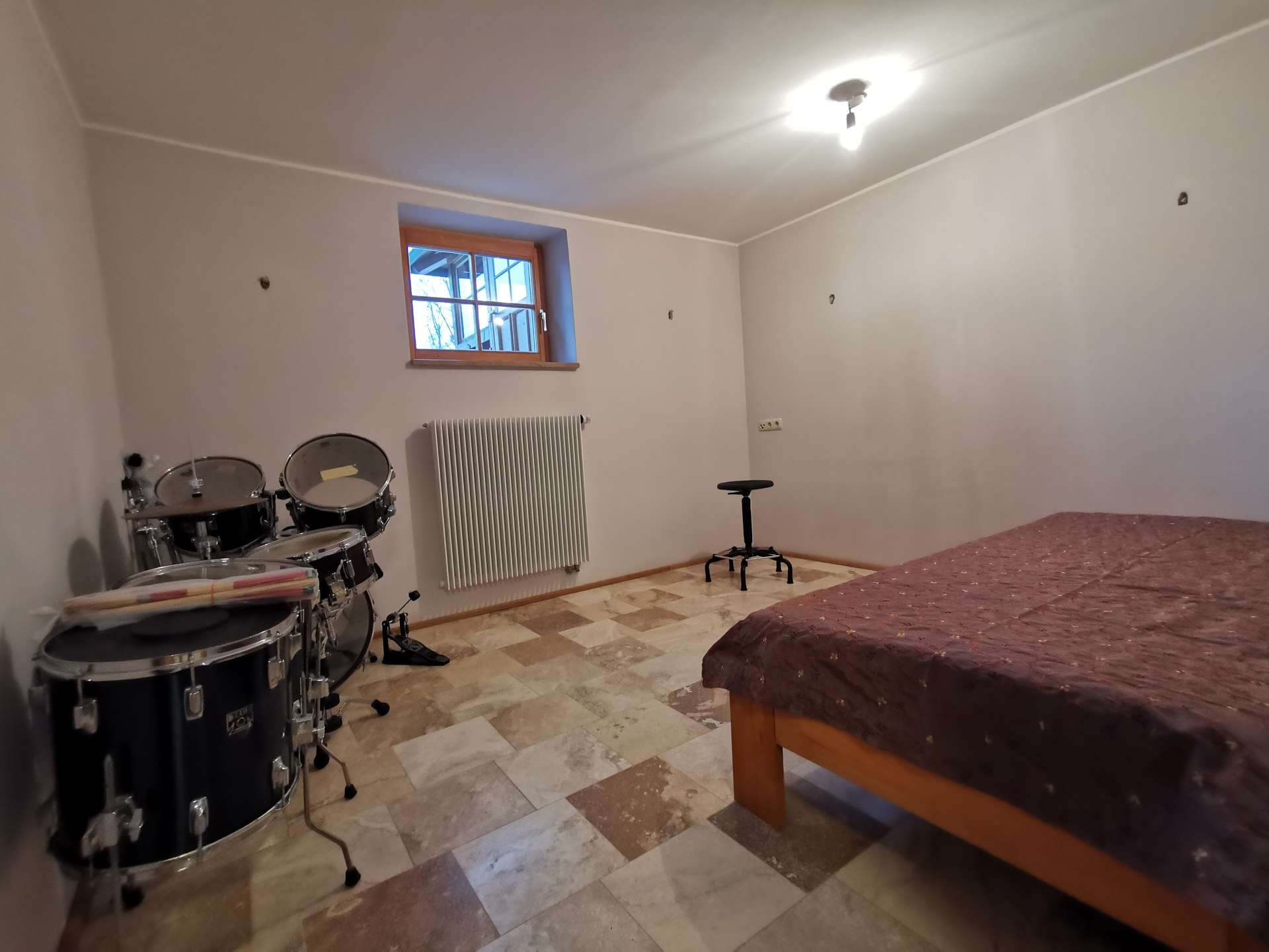 °Zwei große Zimmer im Souterrain