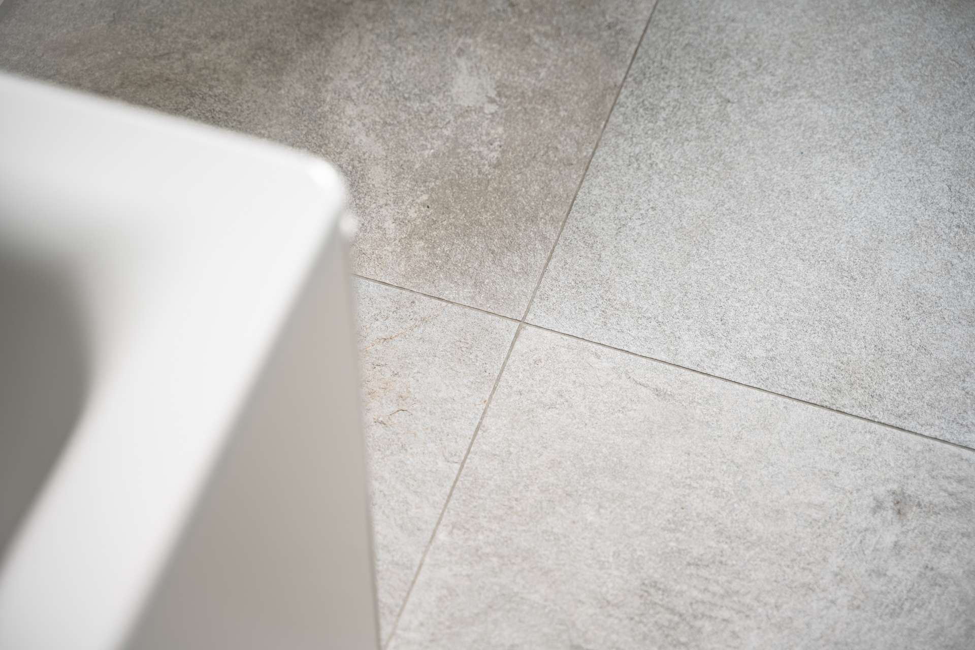 °Detail - Großformatiges Feinsteinfliesenzeug