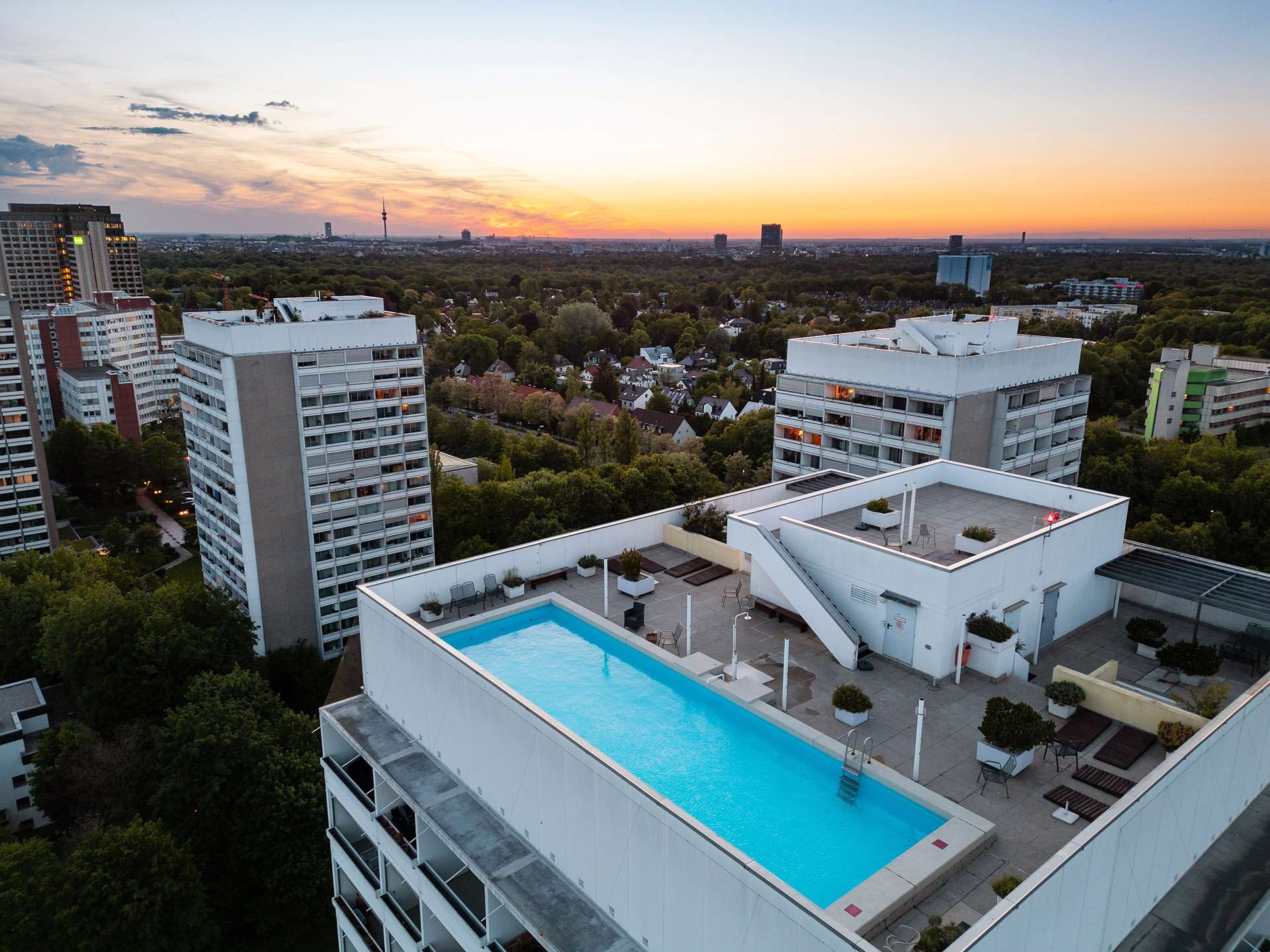 °Luftbildansicht mit Pool im 17. OG