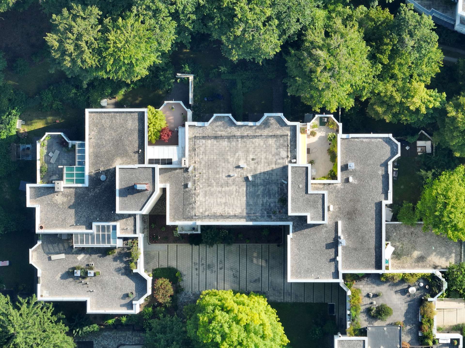 °Die Anlage mit Waldanteil