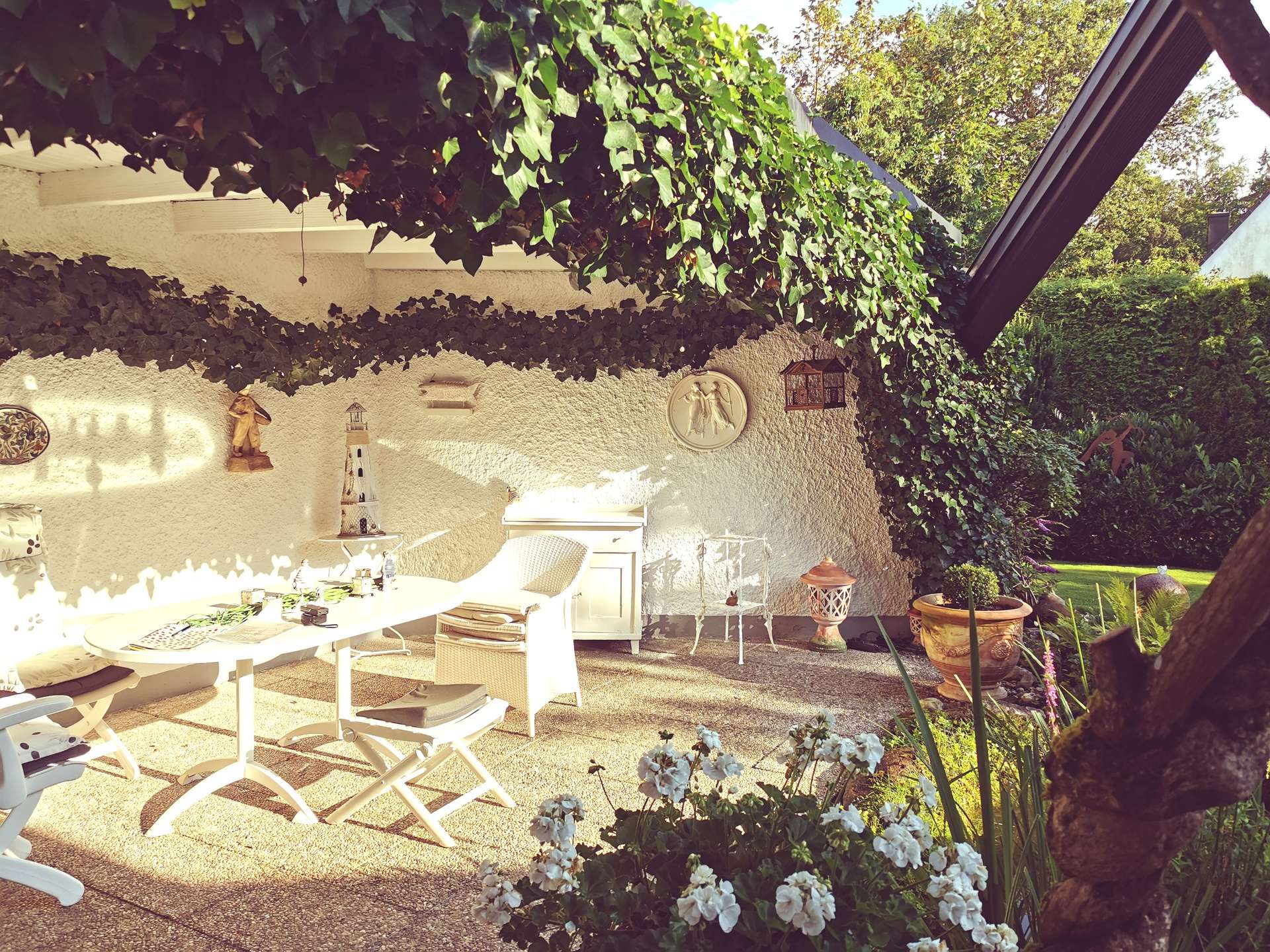 °Überdachter Freisitz, der die Abendsonne einfängt