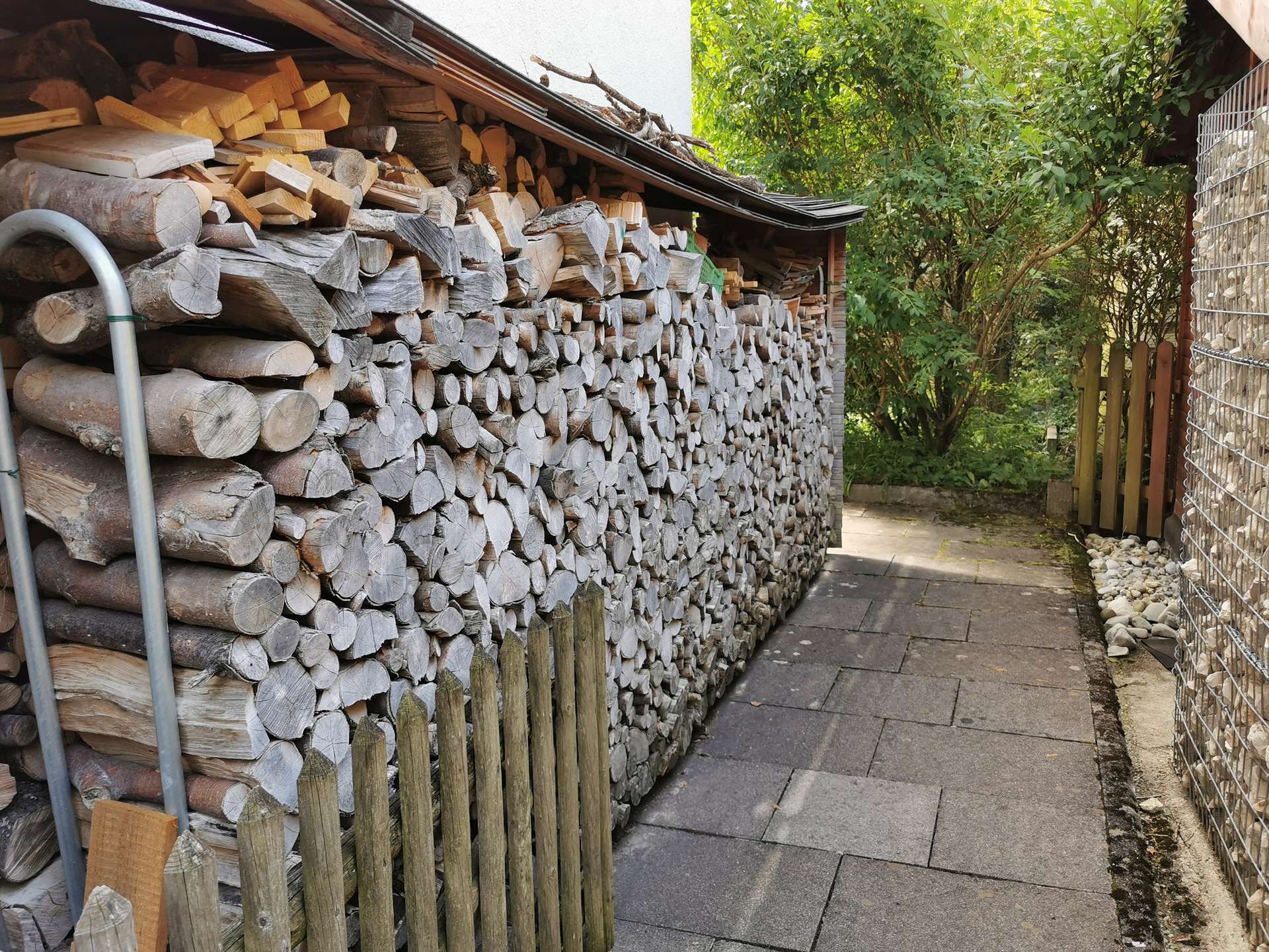 °Hinter dem Haus