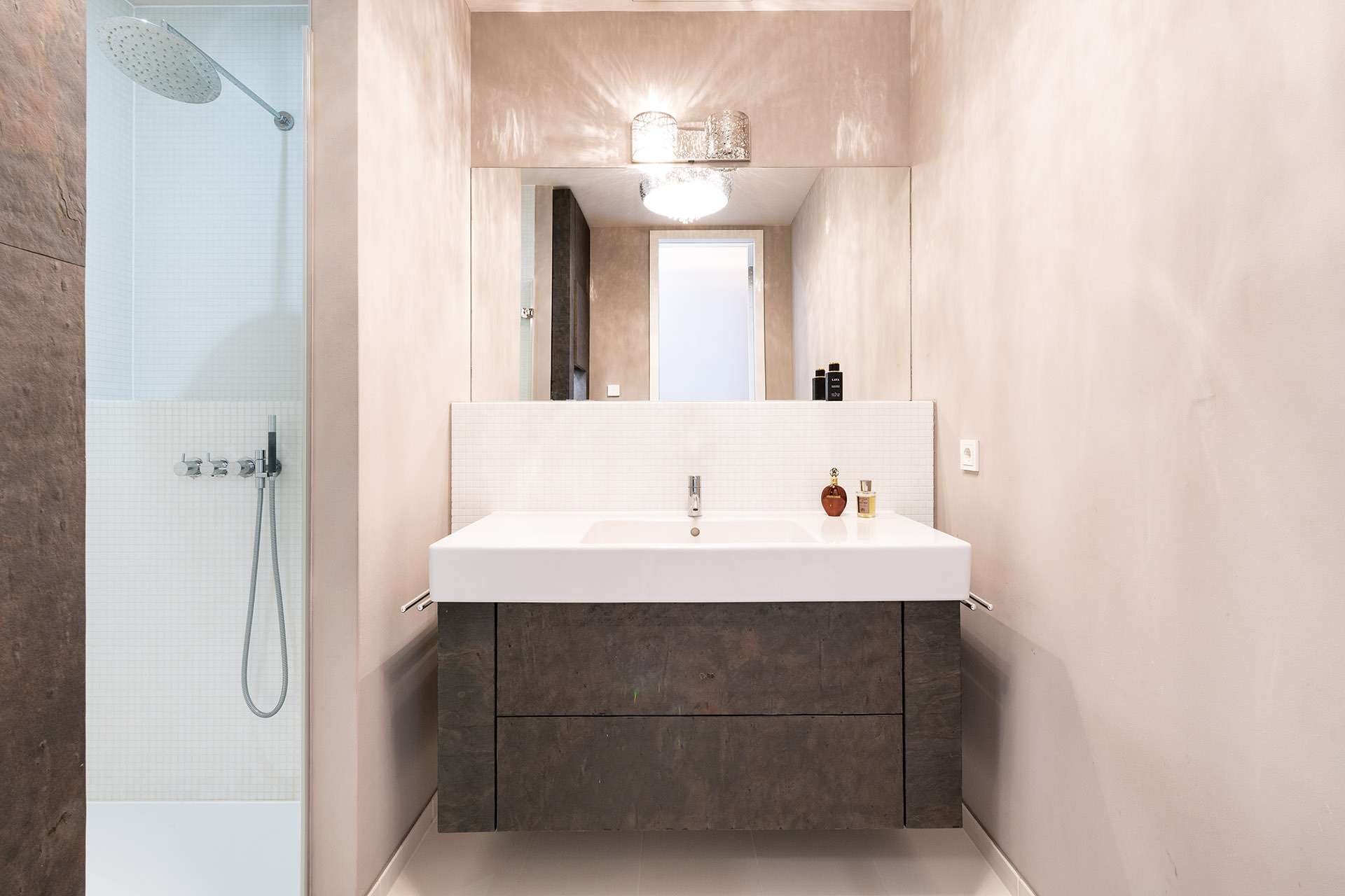 °Hochwertiges Bad mit Walk In-Regendusche