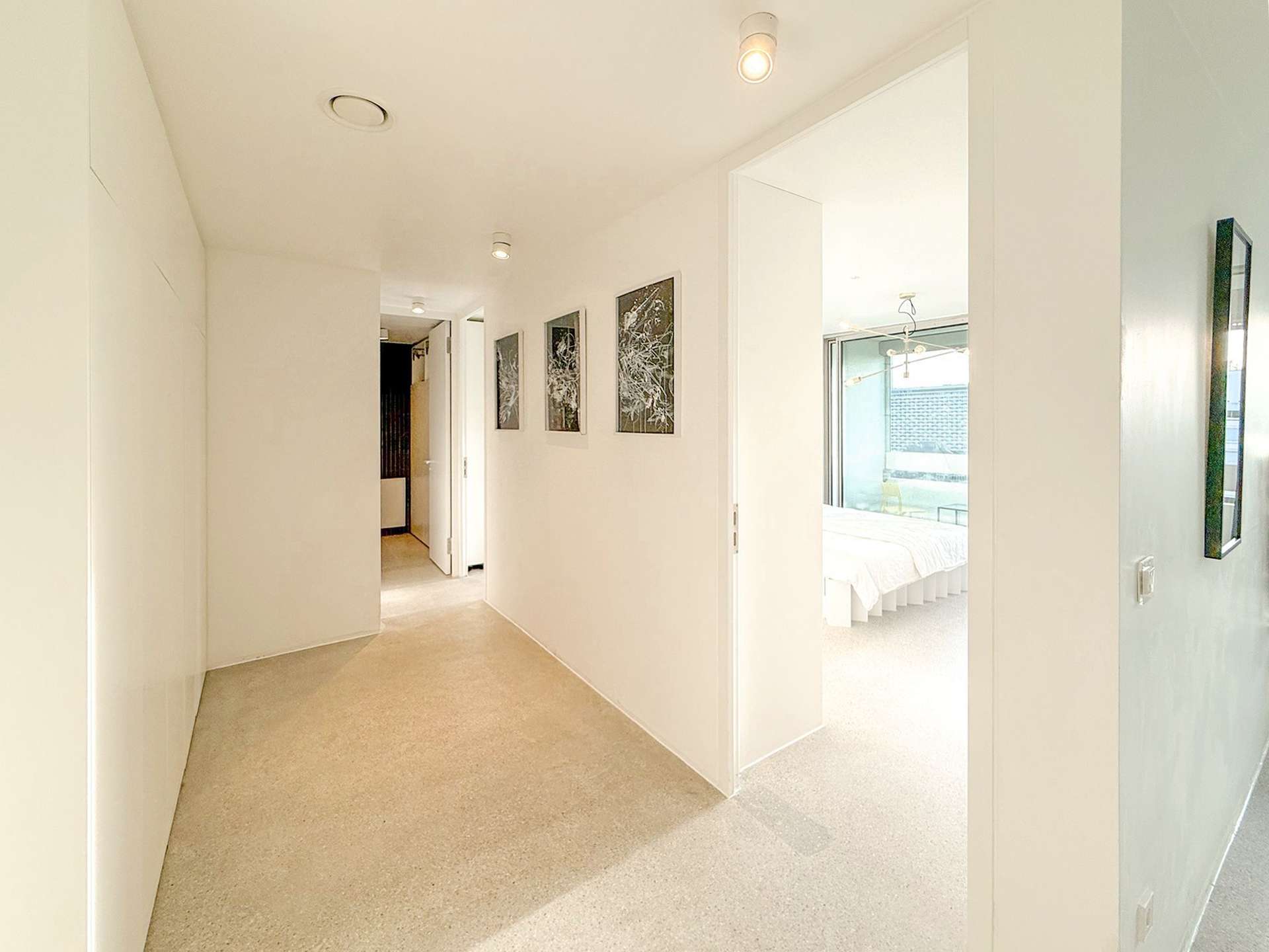 °Lobby mit Garderobe & zentralem Flur