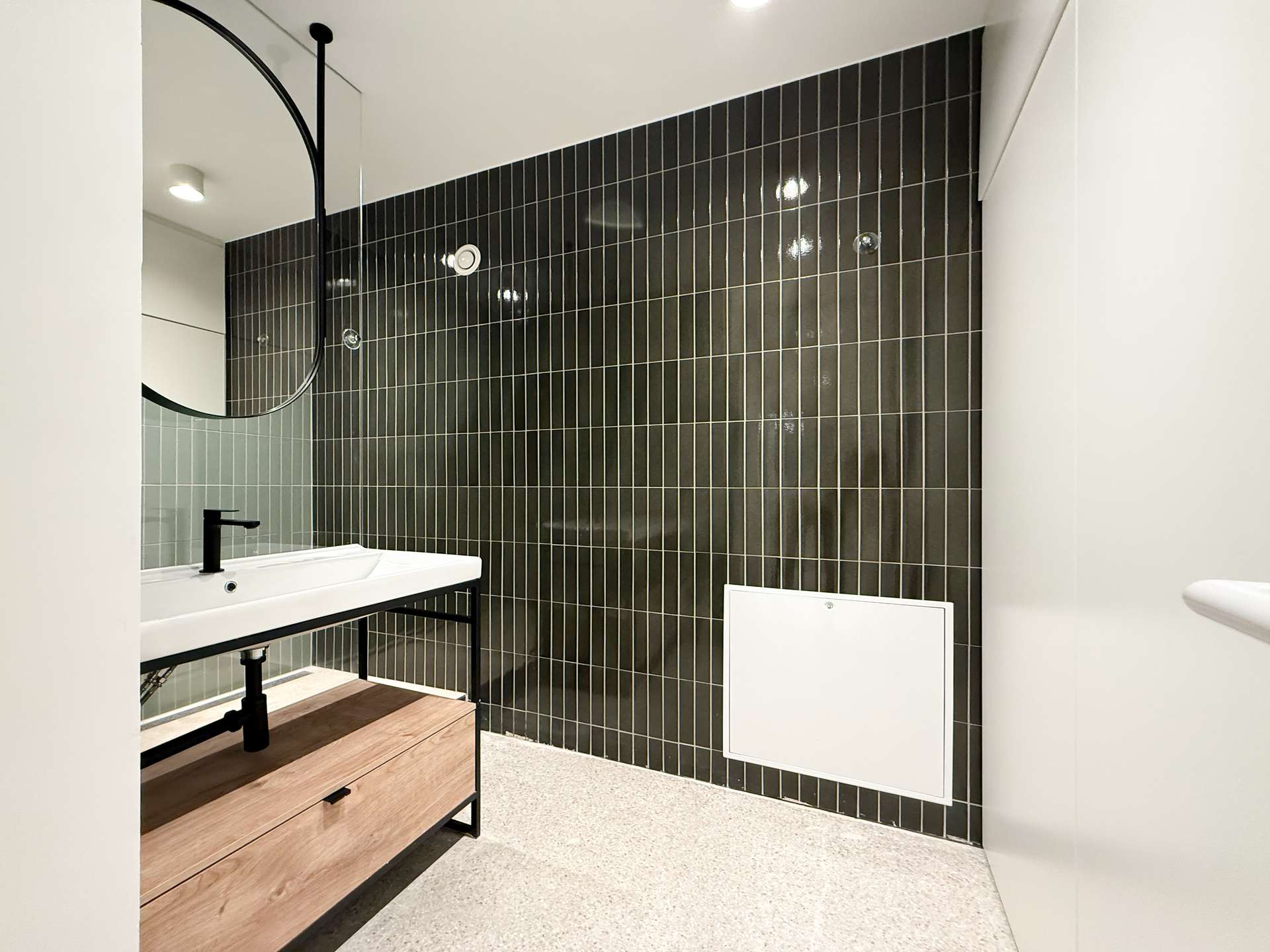 °Volldesigntes Bad mit Walk In-Regendusche & Einbauschränken