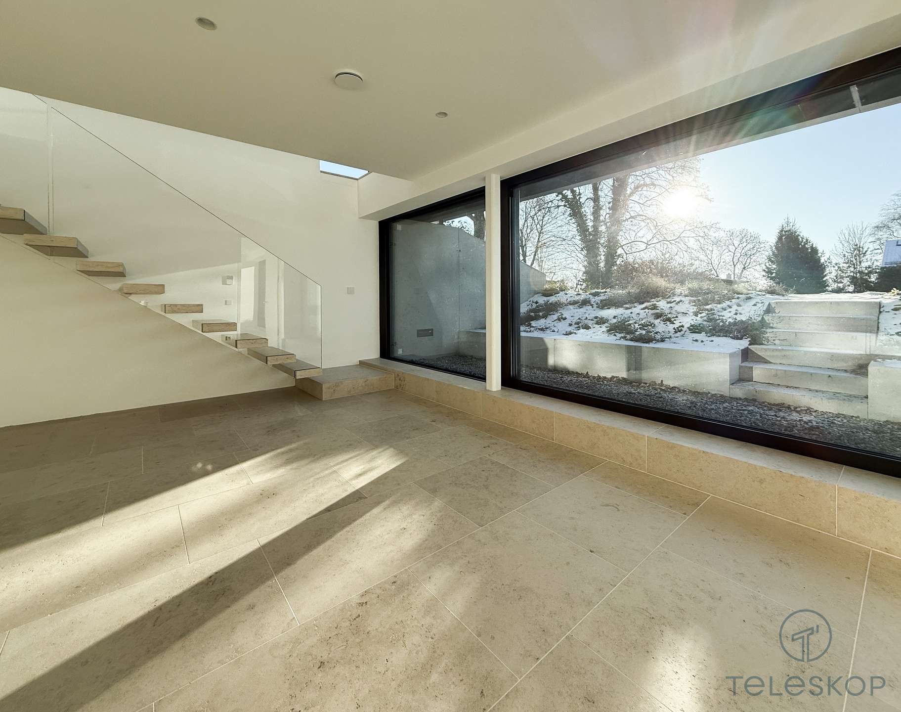 °Helle Galerie im Gartengeschoß