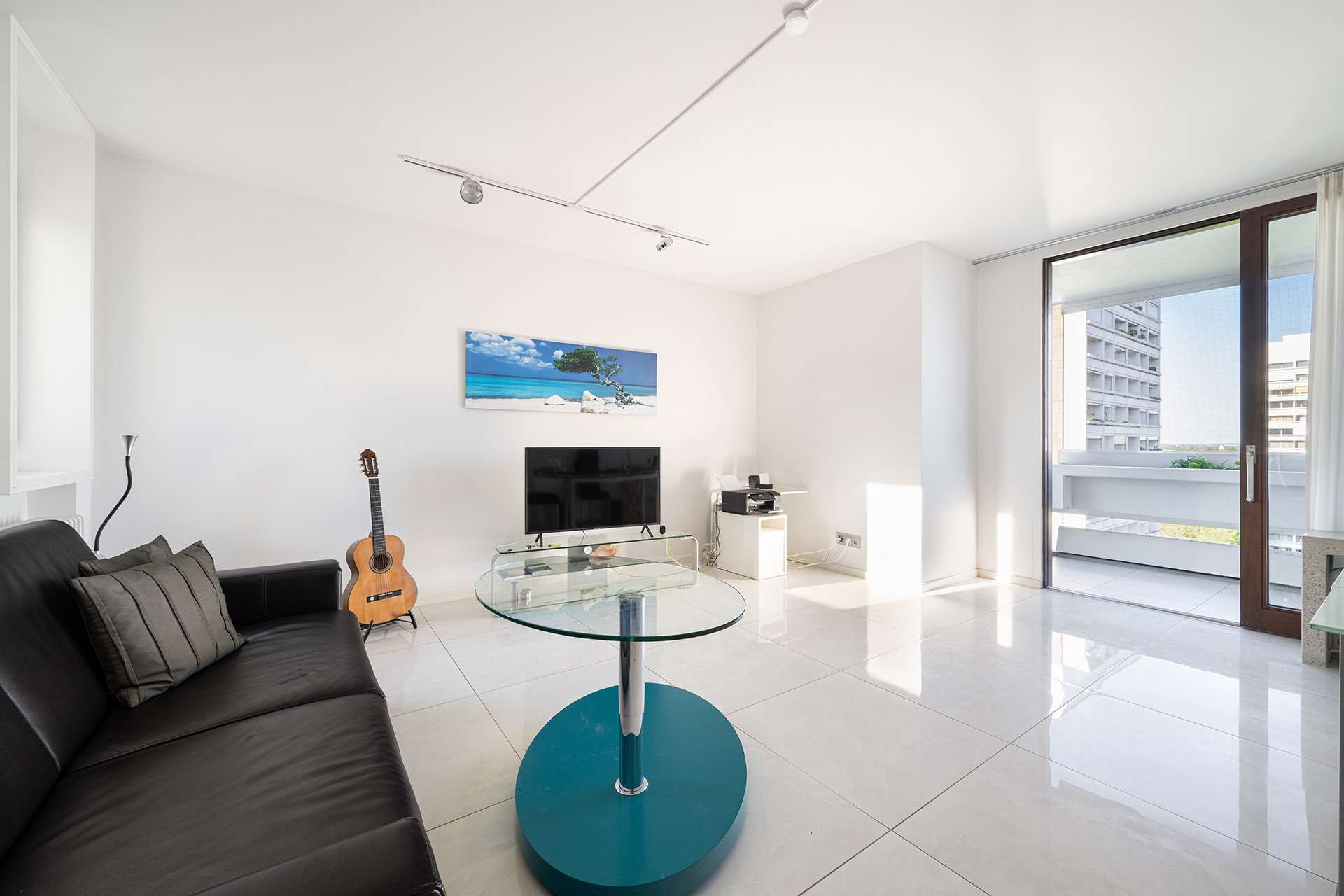 °Helles & großzügiges Wohnzimmer mit Balkonzugang, Ost- & Westausrichtung