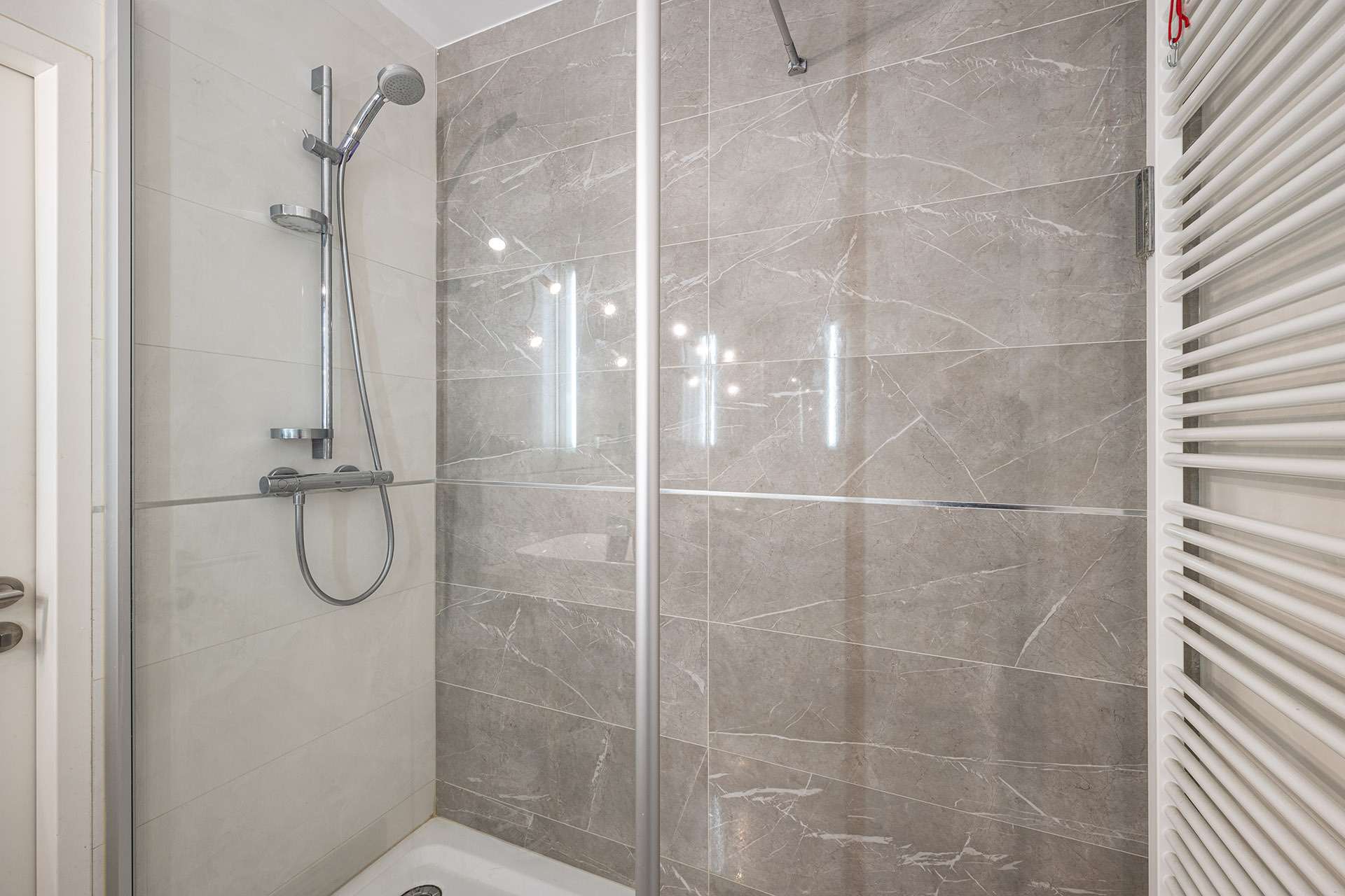 °Modernes Bad mit Walk In-Dusche