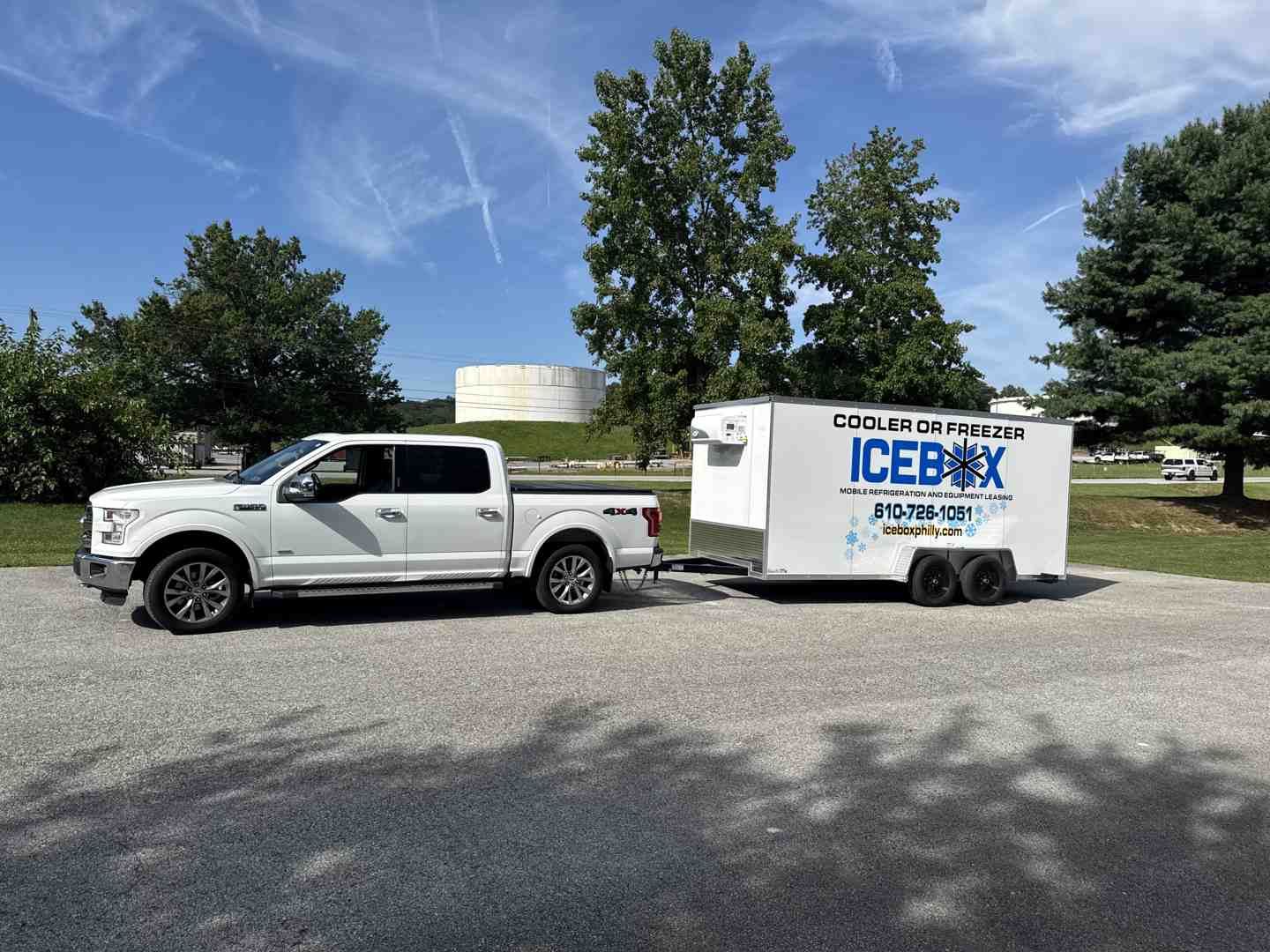 refrigerated trailer being delivered to a restaurant - fridge van for hire