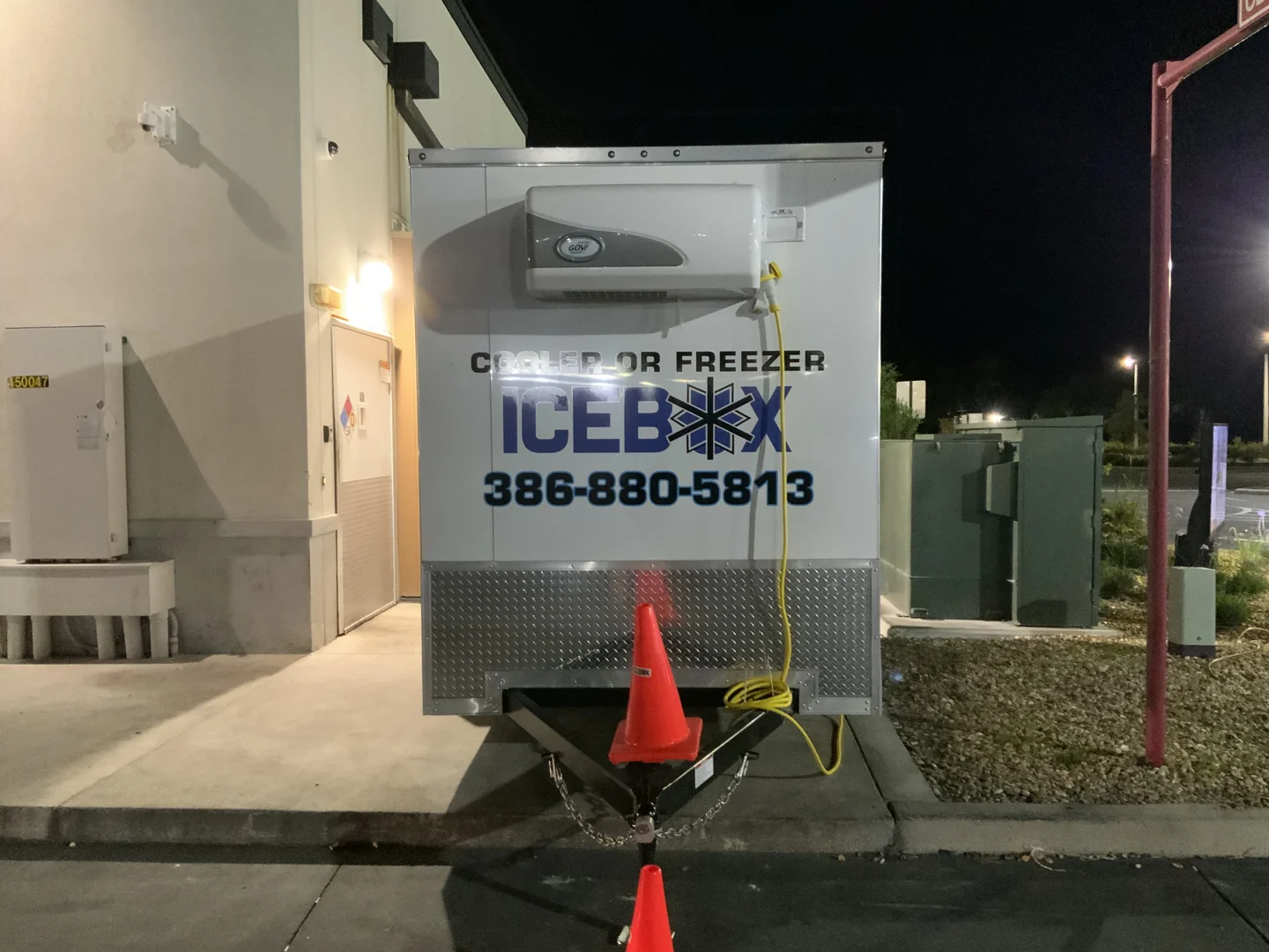 Emergency delivery of an Icebox mobile freezer trailer to a local restaurant during an equipment failure Emergency delivery of an Icebox mobile freezer trailer to a local restaurant during an equipment failure