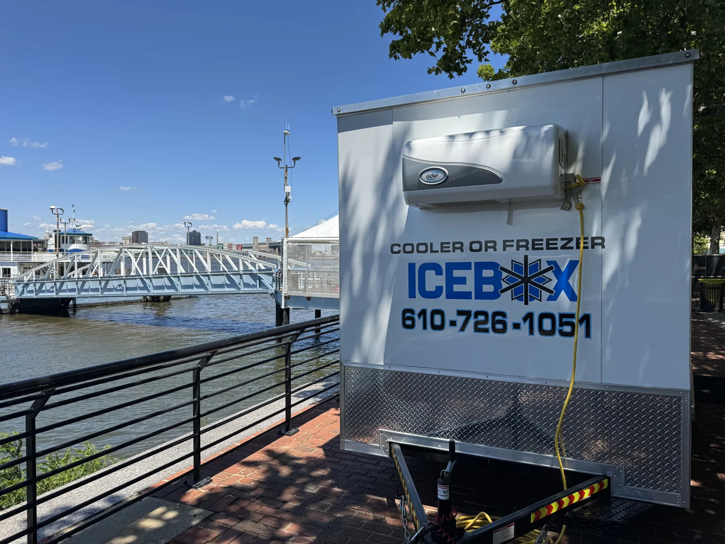 delivery and on-site positioning of a walk-in refrigerated trailer