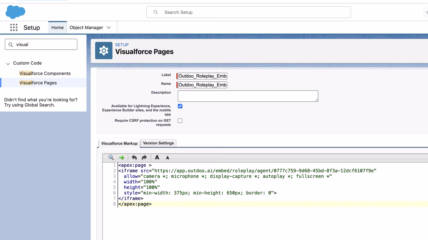 Editor de marcado de una página de Visualforce con el código del iframe de inserción de Outdoo AI pegado