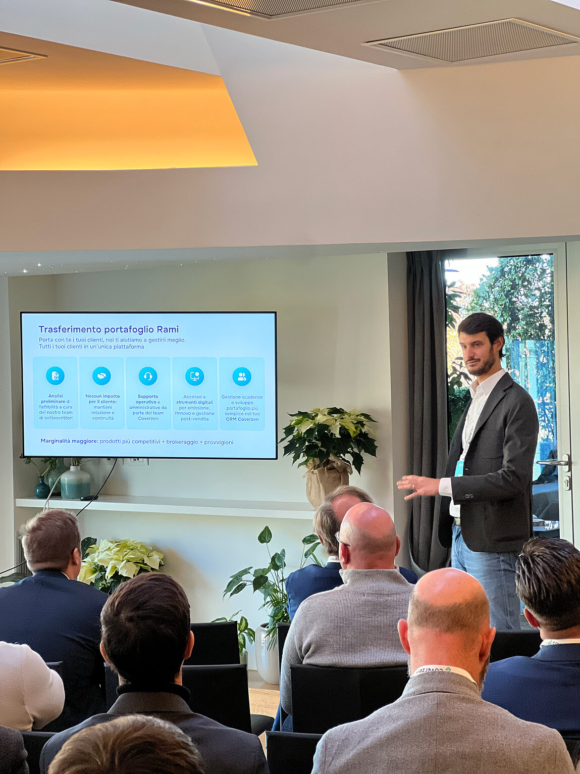Un relatore Coverzen presenta la piattaforma agli intermediari durante il roadshow 2025