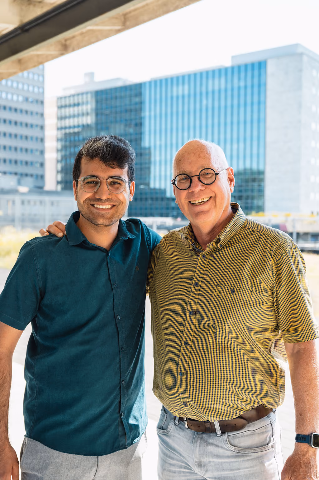 un mentee et un mentor souriant