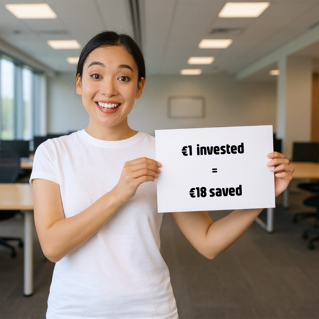 Une coordinatrice de DUO avec des tresses noires, pointe du doigt un écran d'ordinateur à un duo, une femme de plus de 50 ans blonde et un jeune homme de moins de 30 ans noir qui sourit