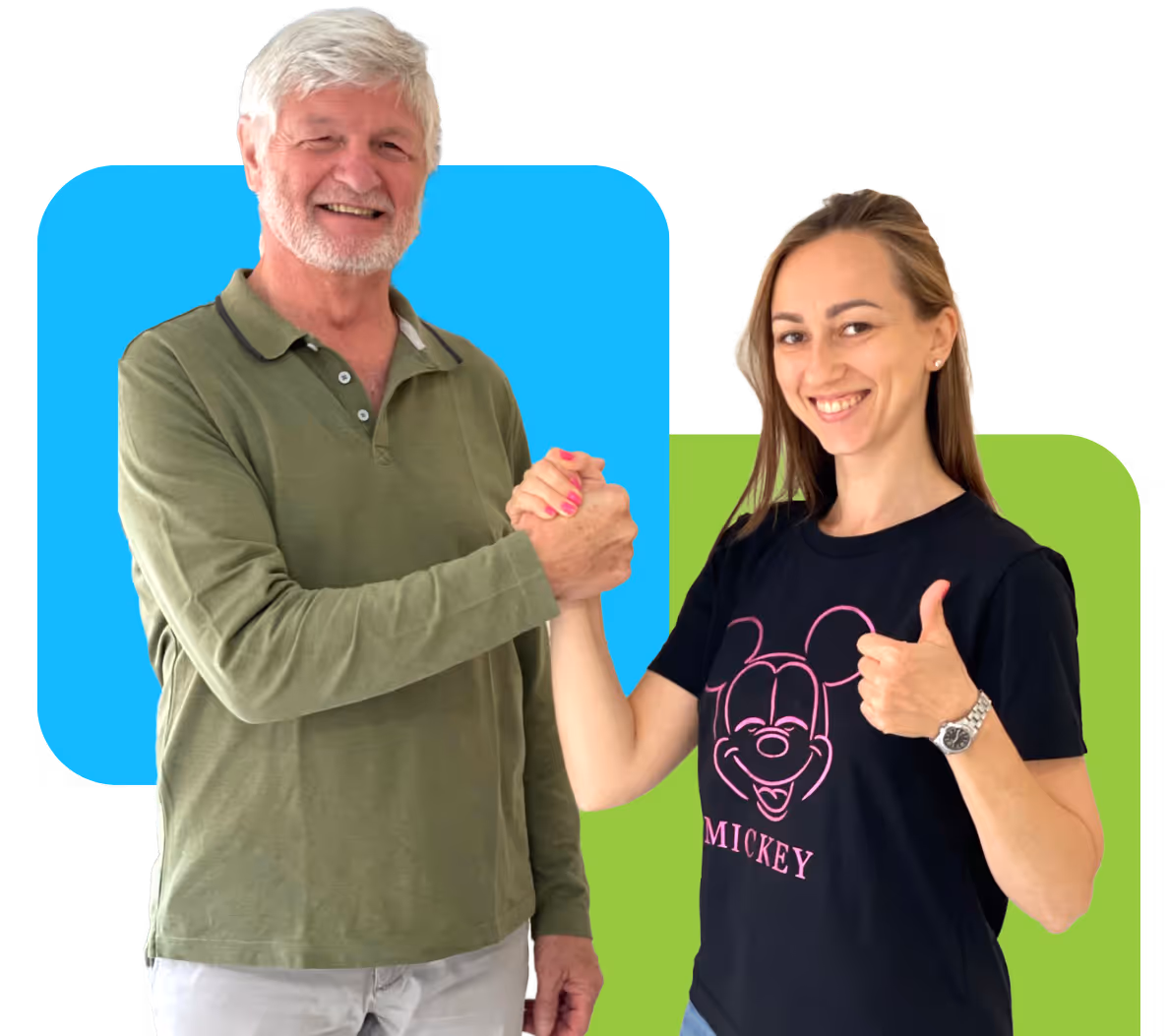 Een jonge zwarte vrouw en haar mentor, een vrouw van in de vijftig met blond haar, glimlachen terwijl ze naar een open laptop kijken.