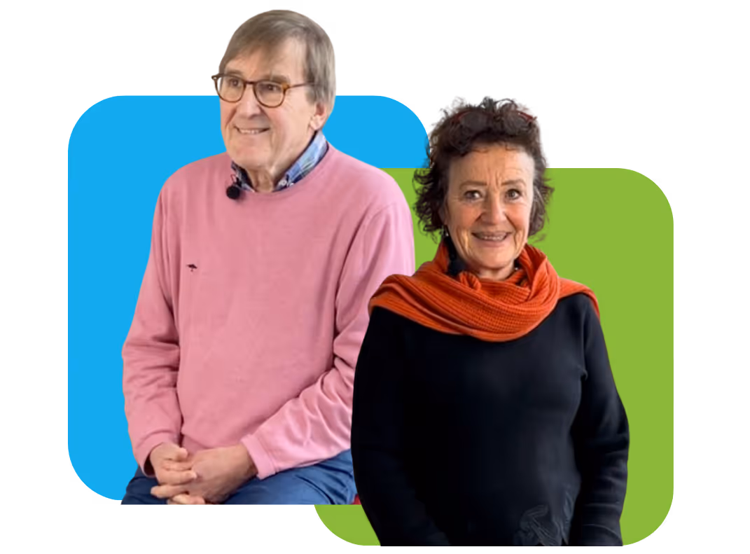 un jeune homme noir tapant dans la main d'une dame plus âgée au teint hâlé en souriant