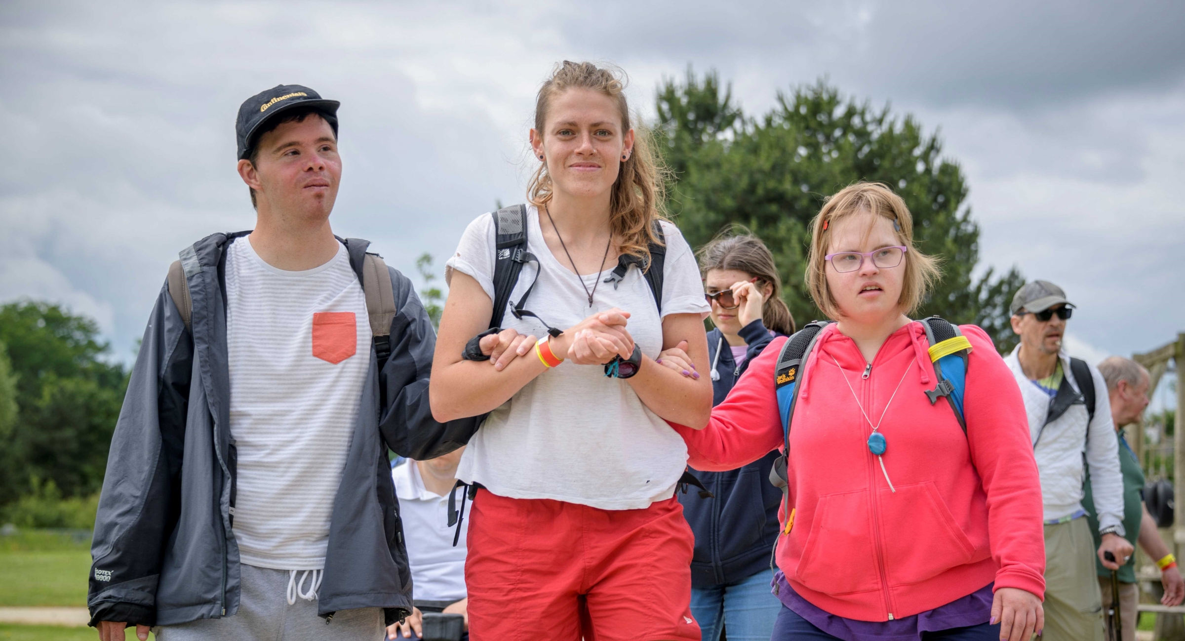 Een jonge vrouw van Indiase afkomst poseert met een glimlach naast haar mentor, een oudere vrouw van Algerijnse afkomst. Ze dragen allebei een bril.