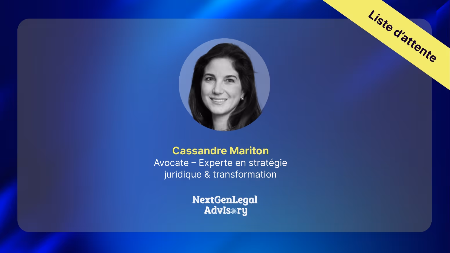 Portrait en noir et blanc de Cassandre Mariton, avocate experte en stratégie juridique et transformation, sur fond bleu avec bannière jaune indiquant Liste d'attente.