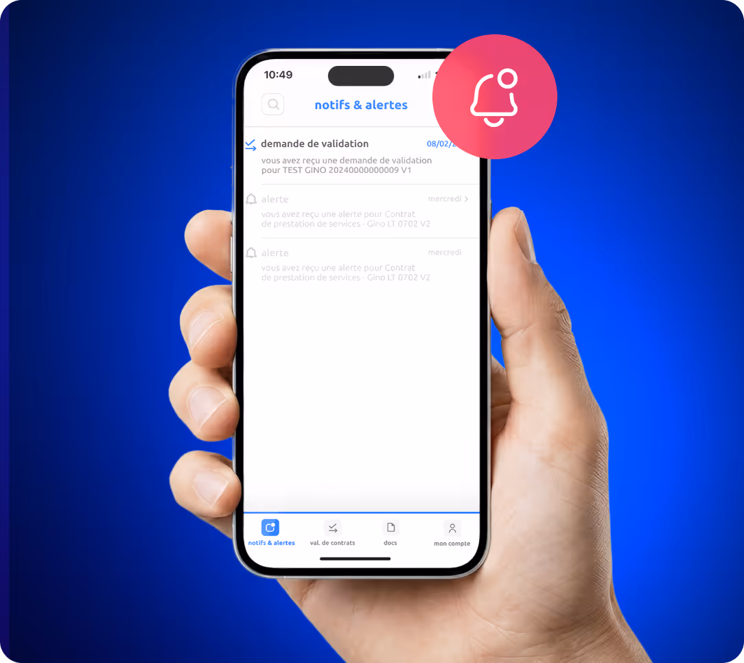 Main tenant un smartphone affichant une application de notifications et alertes en français, avec une notification de demande de validation en haut.