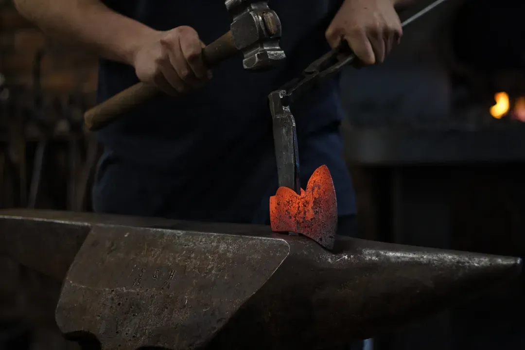 In deze 10-weekse avondcursus, die op elke maandagavond plaatsvindt, leer je de gevorderde technieken van het smeden.
Deze cursus is perfect voor de smid die zijn kennis naar het volgende niveau wil brengen.
Het word ten zeerste aangeraden om alvorens het volgen van deze cursus, al smeedervaring op te doen. Dit kan bijvoorbeeld via een van onze basiscursussen.
Ga te werk aan uitdagende opdrachten en breng jou precisie en oog voor detail naar het volgende niveau!