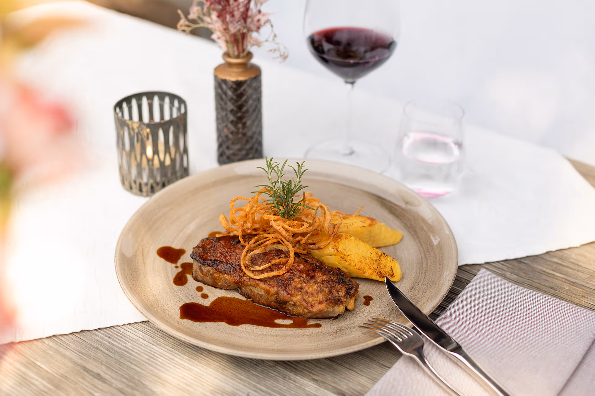 Rinderfilet mit Kartoffeln als Beilage. 