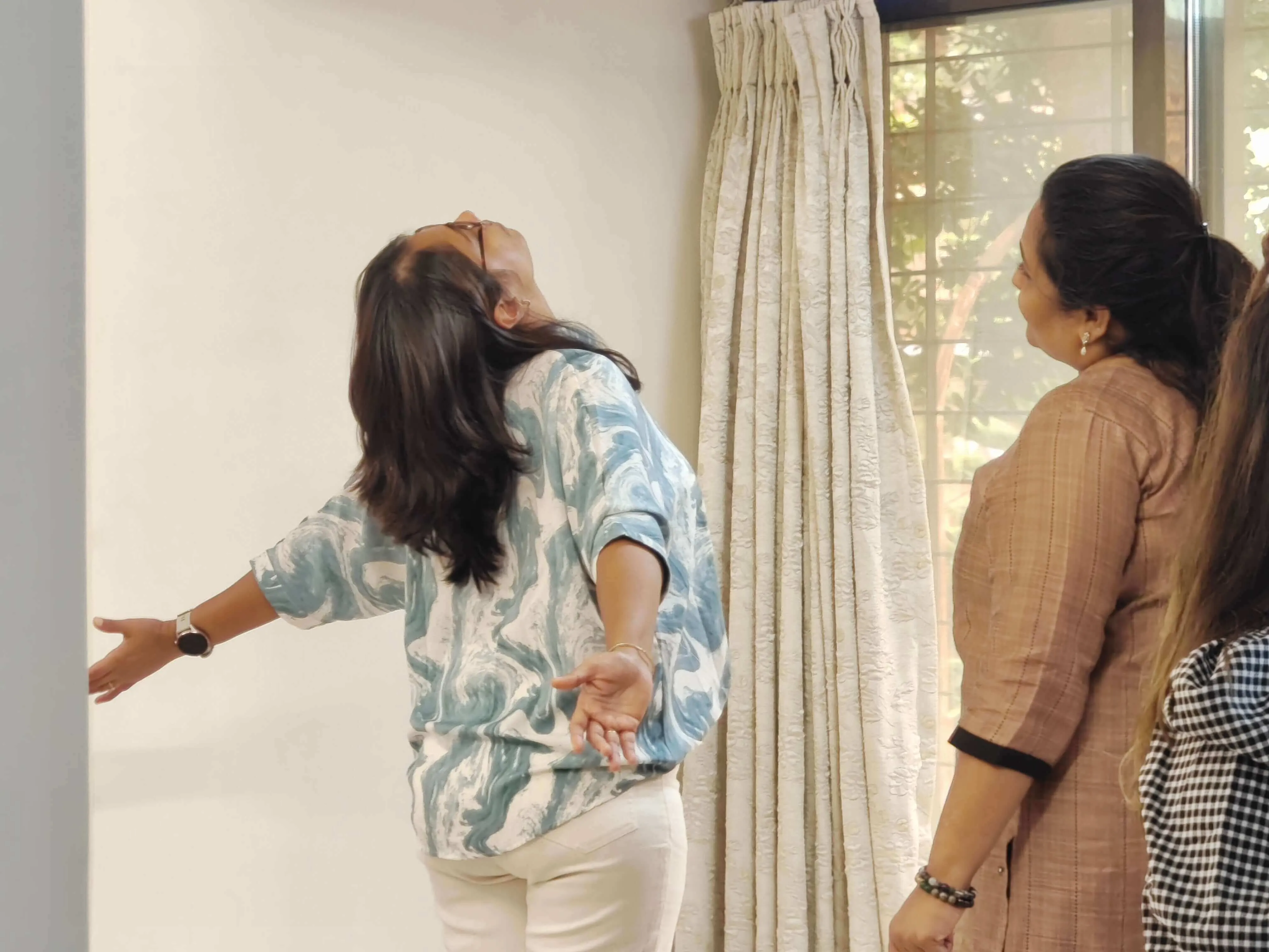 A particpant of Abhay's NLP Training in Mumbai. has her hand stretched out as she is experiencing freedom