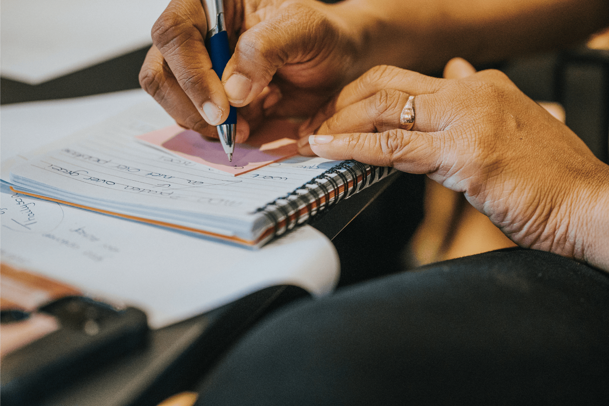 Een DJ draait samen met een meisje met een beperking muziek.