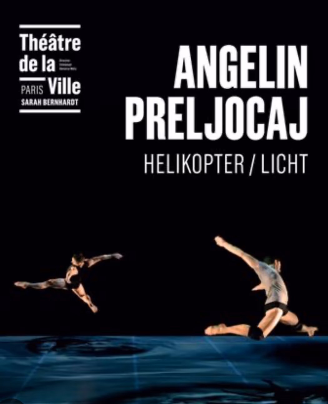 Affiche du spectacle Helikopter / Licht. Deux danseurs sur scène en plein saut, bras en arrière, au dessus d'un sol bleu.