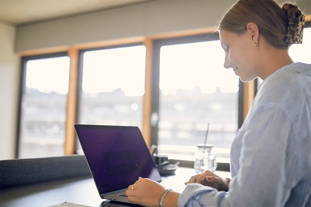 Arbeitsplatz mit Küche, Telefonbox und Dachgarten