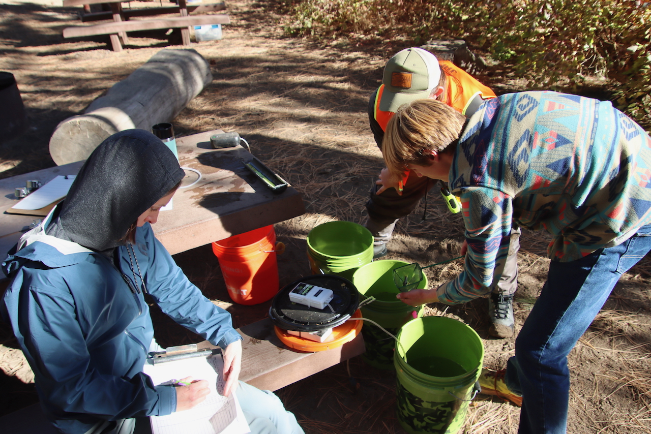 Central Oregon volunteers battle to protect fish amid reservoir refill