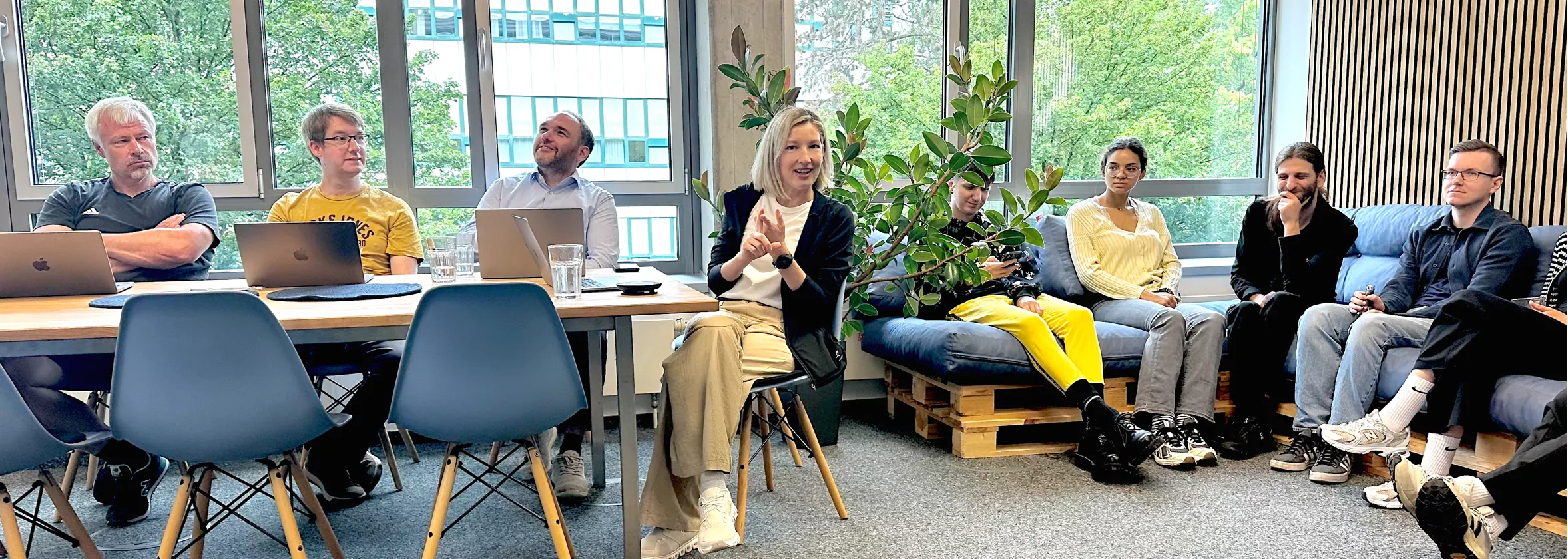 Team sitzt zusammen zum Conntac Academy Talk "UX for dummies"