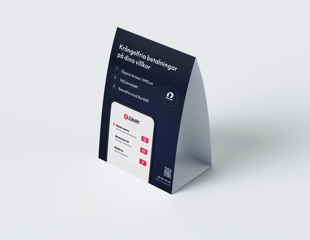 Mockup av en Zaver bordsryttare. Den har en 3-stegs betalningsguide på svenska, skärm av Zaver kassa och en QR-kod på en mörkblå bakgrund.