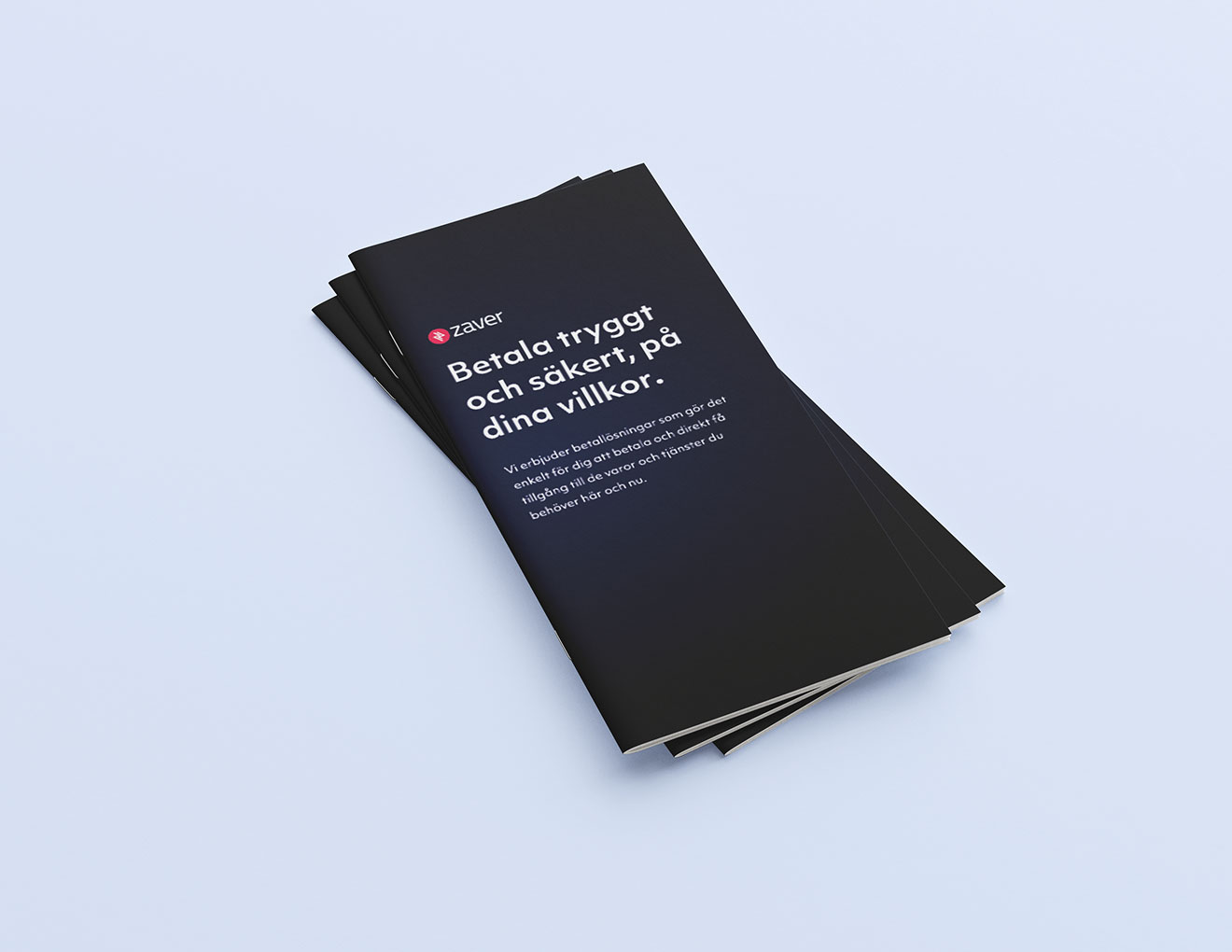 En bunt med Zaver reklambroschyrer som visar varumärkeslogotypen och marknadsföringstexten om säkra betalningar. ”Betala tryggt och säkert på dina villkor”.