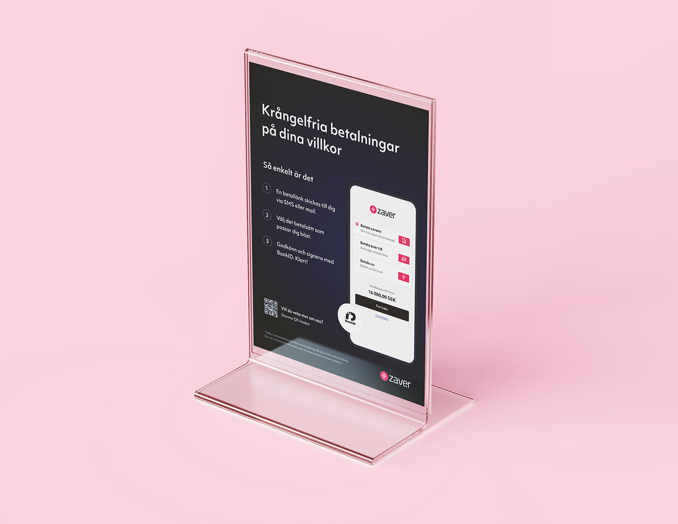 Mockup av en Zaver flyer i ett transparent akrylstativ. Den visar den svenska texten 'Krångelfria betalningar på dina villkor' och en steg-för-steg-guide med en QR-kod
