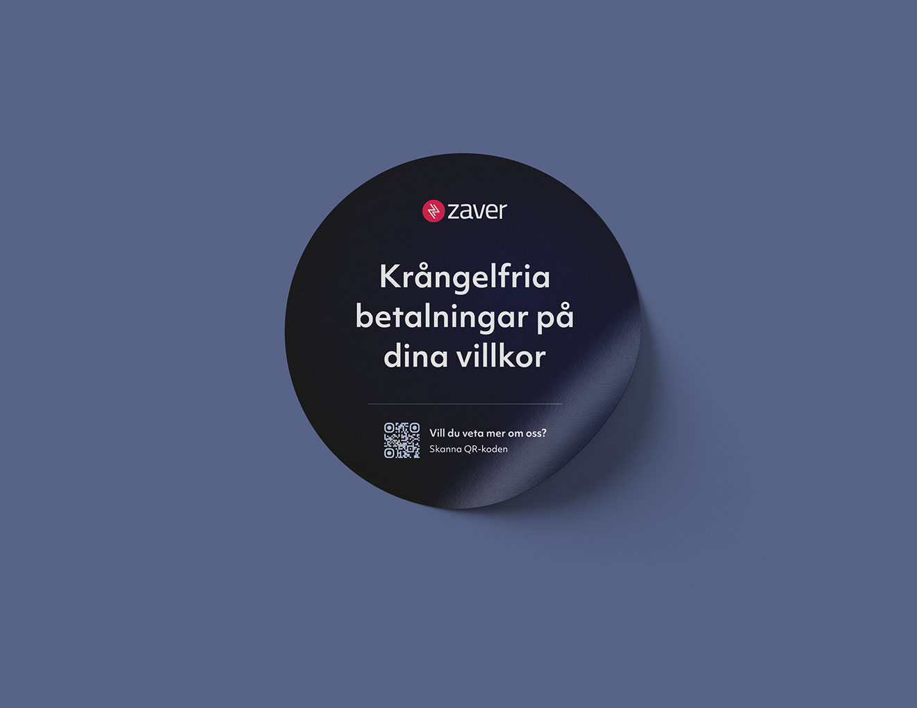 Mockup av ett cirkulärt Zaver klistermärke med texten 'Krångelfria betalningar på dina villkor' och en QR-kod i nedre hörnet.
