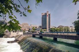 Private-wealth managers in discussion at a Zurich forum