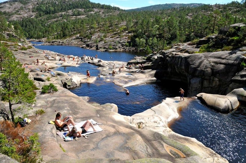 Naturlige badekulper og svaberg ved Jettegrytene i Nissedal, Telemark