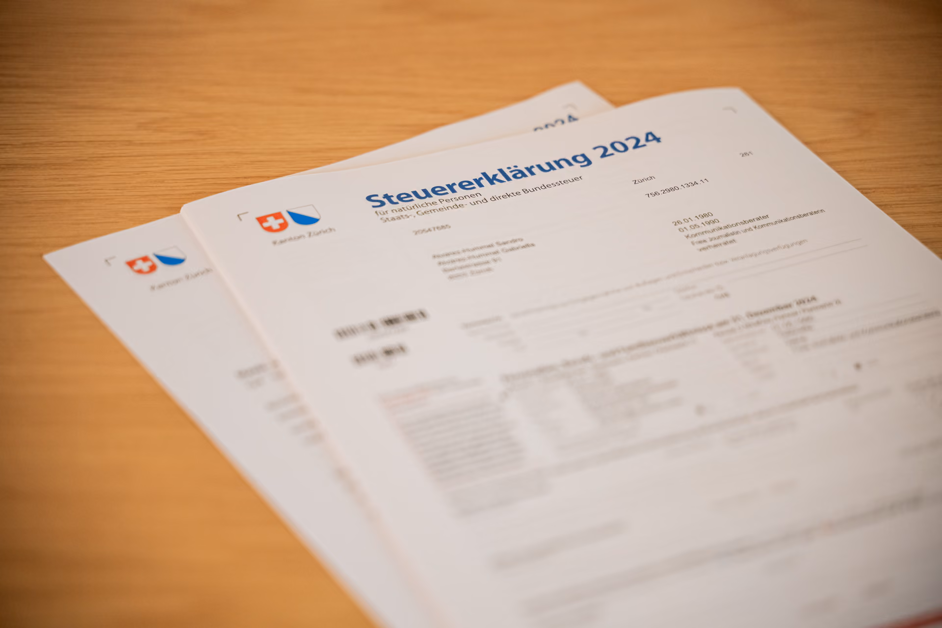 Ausgefüllte Steuererklärung 2024 des Kantons Zürich auf einem Holztisch - ein Symbol für Steuererklärung.