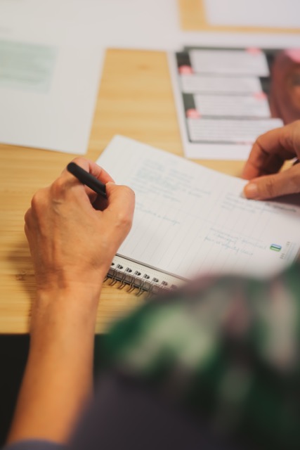 une personne aidante avec une personne agée