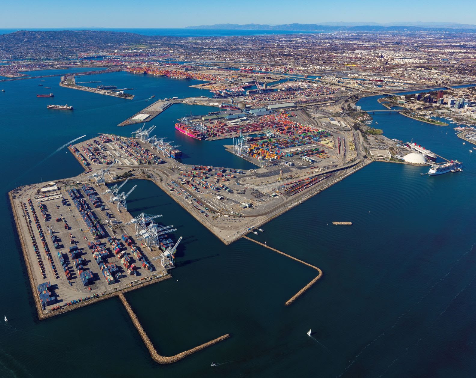 California Ports Strike Landmark Agreement on Floating Offshore Wind