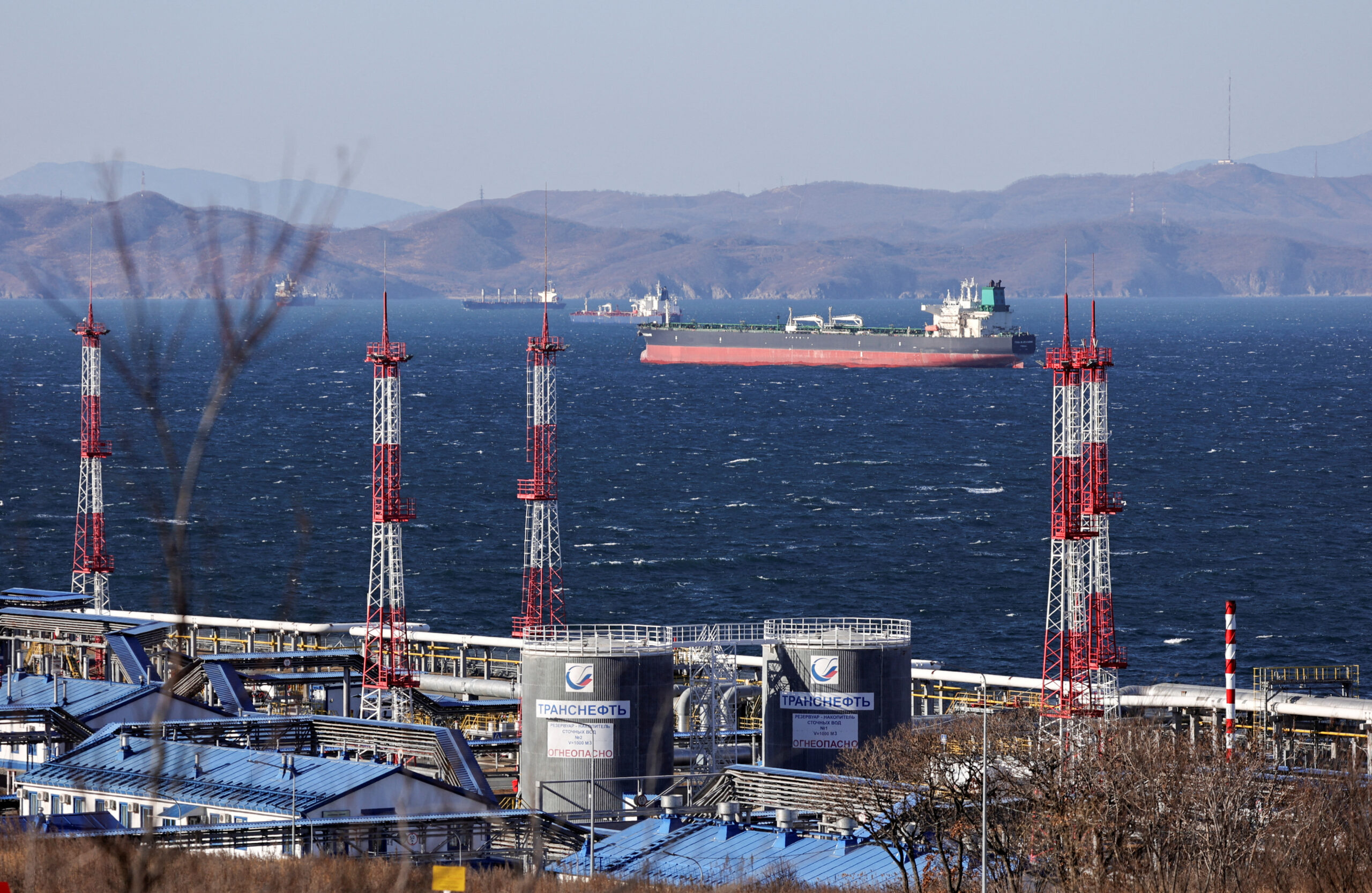 US Sanctions Force Vessels With Russian Oil to Divert From India, Sources Say